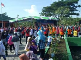 TUMPLEK BLEK. TUA MUDA BESAR KECIL SENAM SAK ISANE DI WATER BYURR