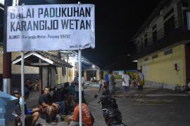 DITENGAH DINGINNYA MALAM, WARGA PADUKUHAN KARANGIJO WETAN TETAP SEMANGAT GOTONG ROYONG MEMASANG UMBU