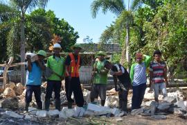 TEMPAT SAMPAH YANG DISULAP MENJADI TAMAN OLEH KEPALA DESA PONJONG