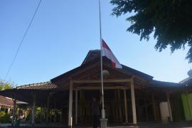 NEGARA BERKABUNG, PEMERINTAH DESA PONJONG KIBARKAN BENDERA SETENGAH TIANG