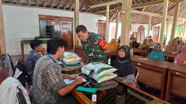 Penyaluran Bantuan Pangan Bulog di Kalurahan Ponjong