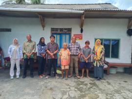 Simbolis Penempelan Stiker Keluarga Miskin Penerima Bantuan Kemensos