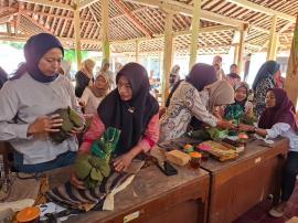 Lestarikan Tradisi dan Keterampilan, Kalurahan Ponjong Gelar Pelatihan Pembuatan Hantaran